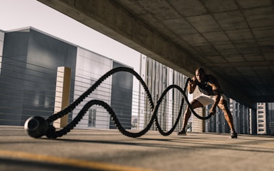 中超联赛上海德比激烈拼抢瞬间