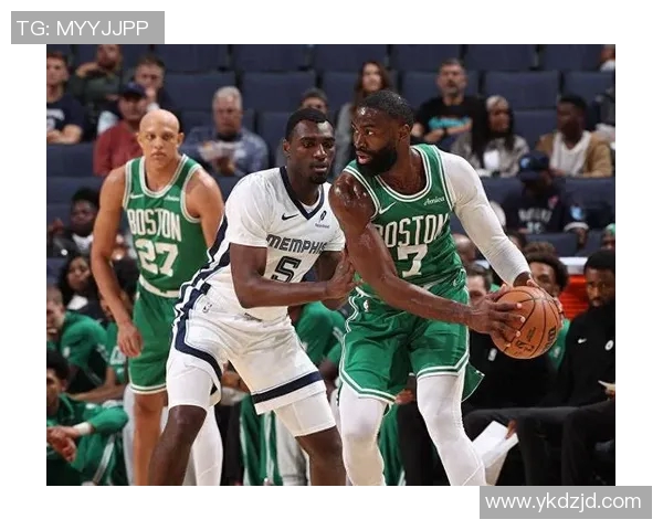 运动战惊喜!替补锋线球员爱德华兹攻防两端表现抢眼,助76人对阵凯尔特人取胜